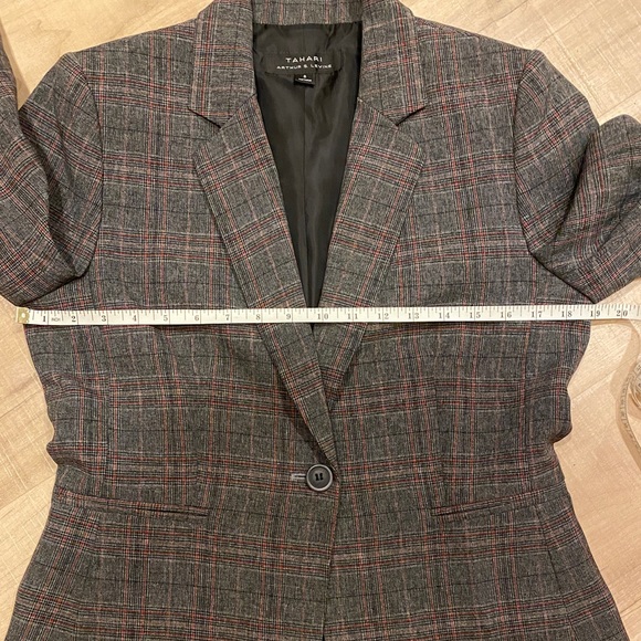 New Condition Tahari Blazer - Picture 5 of 5